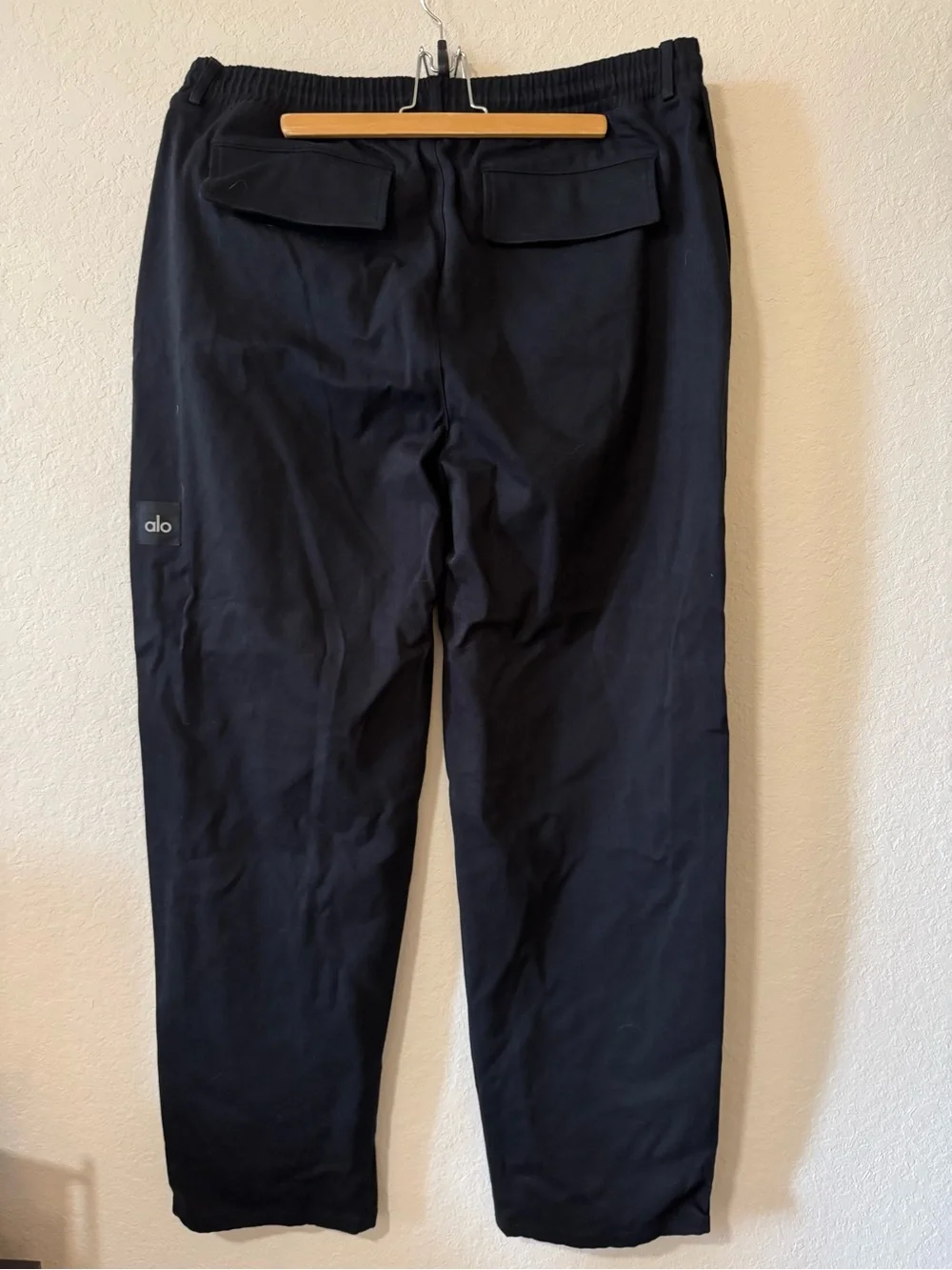 Alo Yoga Women's Black Cargo Jogger Pants - Elastic Waist & Ankle - Picture 6 of 7